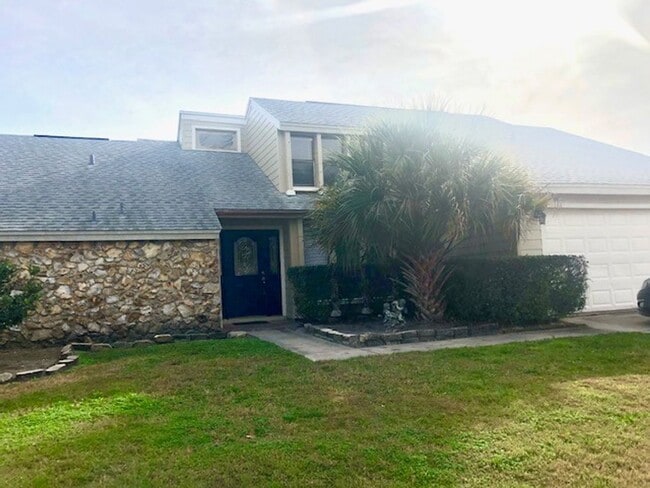Building Photo - MOVE IN NOW! 4x3 Screened in pool home!!! ...