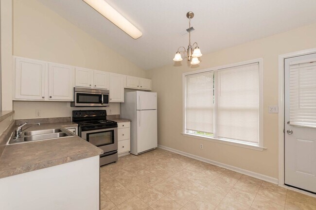 Building Photo - THREE BEDROOM HOME WITH LARGE YARD!