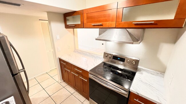 Building Photo - 1/1 Ready for Move In! Heart of Orlando Gated Community with Amenities!