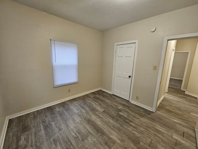 Building Photo - Clean 2 bedroom, 1 bath.
