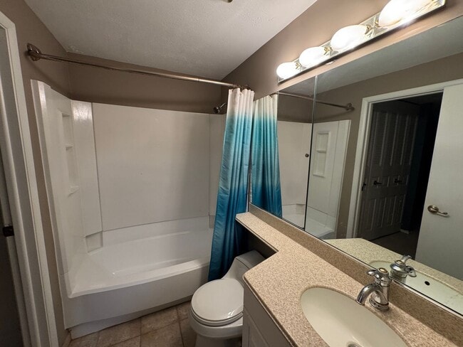 Building Photo - Available NOW!! 2 Beds 1.5 Bath Townhome