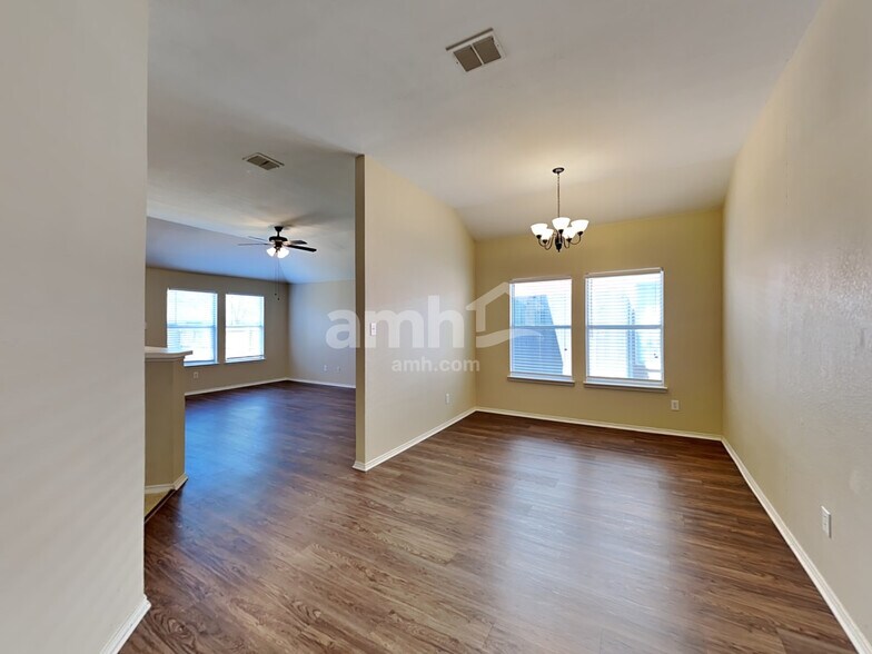 Building Photo - 2020 Fairview Dr