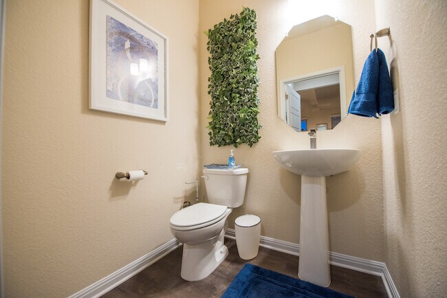 Building Photo - 6607 Lake Woodlands Dr