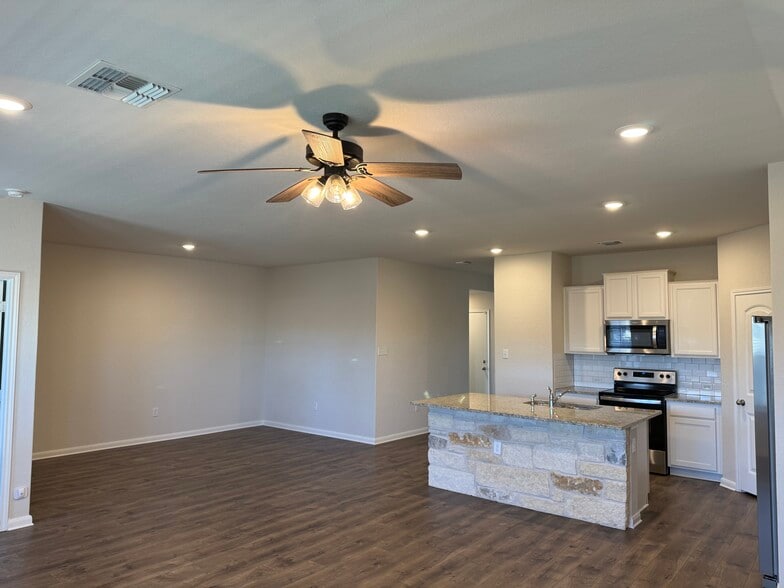 Building Photo - 380 Huntsman Way