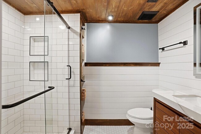 Building Photo - 229 N Poplar St