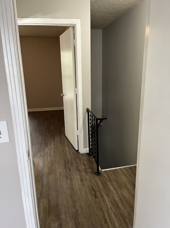 Building Photo - 2 BEDROOM 11/2 BATH TOWNHOME  MINUTES TO D...