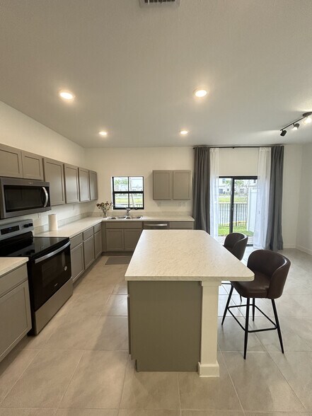 Building Photo - 876 NW 3rd Way