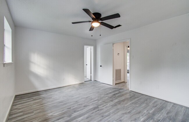 Building Photo - 534 Robert E Lee Dr