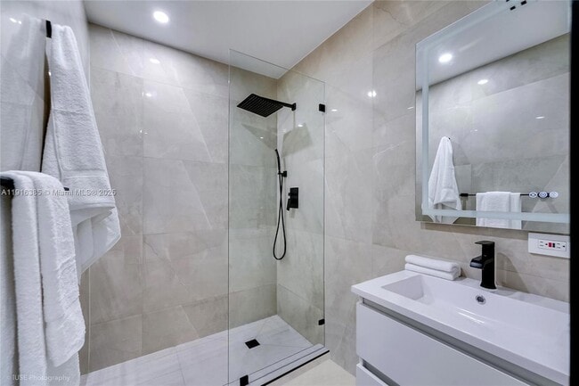 Building Photo - 1120 NE 86th St