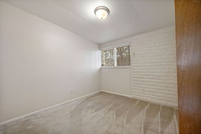 Building Photo - Eastside 4 Bedroom Home with Pool