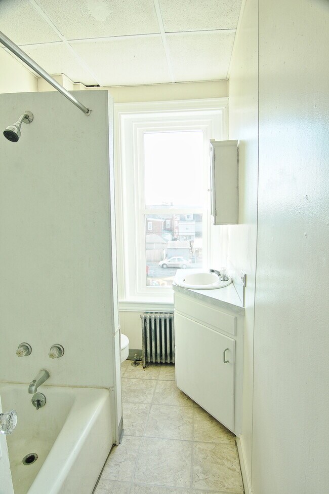 Building Photo - Fifth Street 10 W.