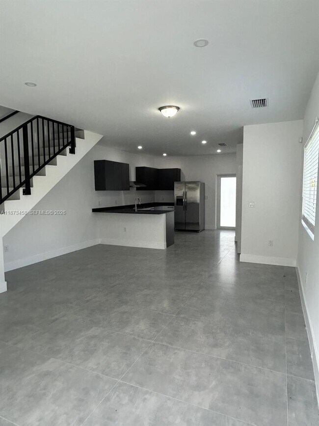 Building Photo - 723 NW 19th Ave