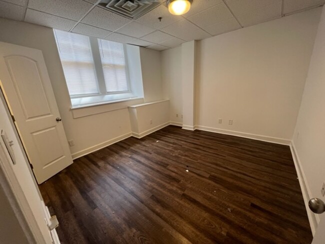 Building Photo - One bedroom apartment just steps away from...