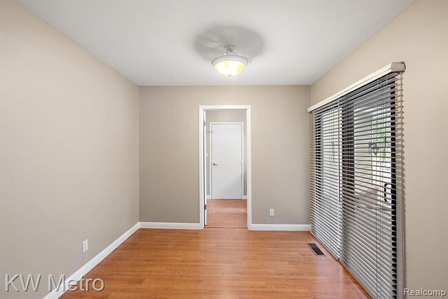 Building Photo - 5652 Drake Hollow Dr E