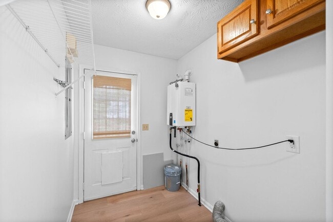 Building Photo - Pet Friendly Three Bedroom in Springfield!