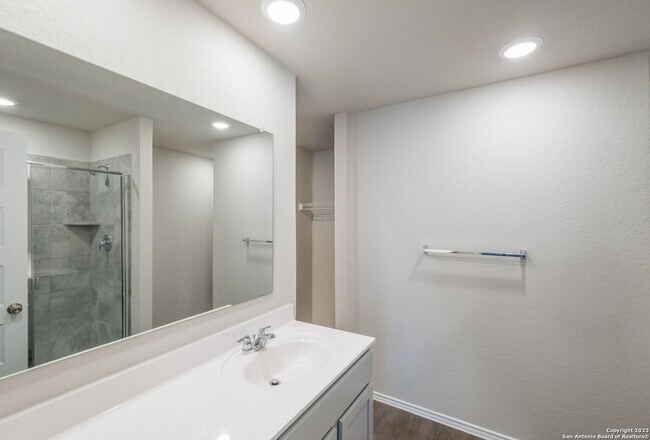 Building Photo - 4 Bedrooms 2 and 1/2 Baths