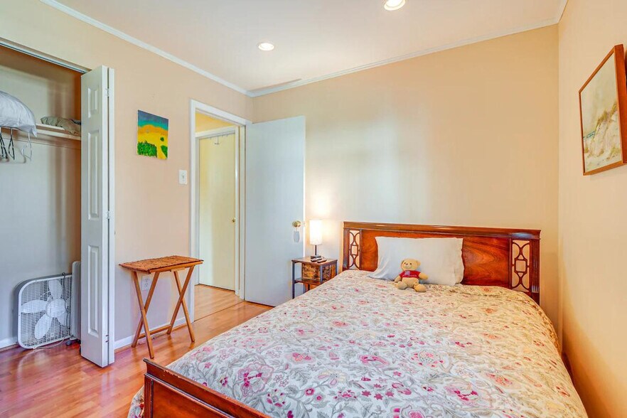 Building Photo - 8404 Mina Loma Ct