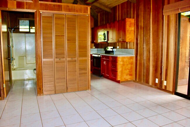 extra pantry / storage space - 3442 Keha Dr