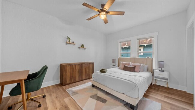 Building Photo - 1007 E Comanche Ave