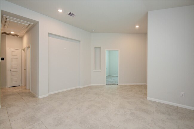 Building Photo - 2425 Temple Crag Dr