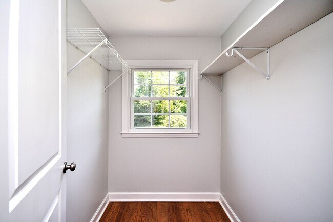Building Photo - Charming 3/2.5 House with Lawn Care included!