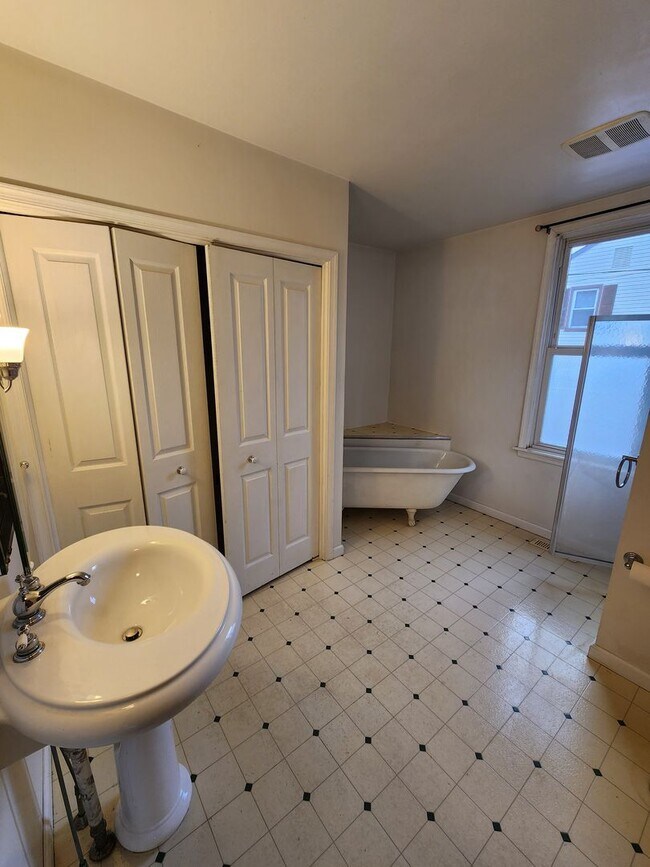 Building Photo - 120 Cooper St