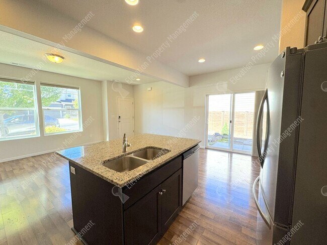 Building Photo - 3 BR pet-friendly home with fenced yard