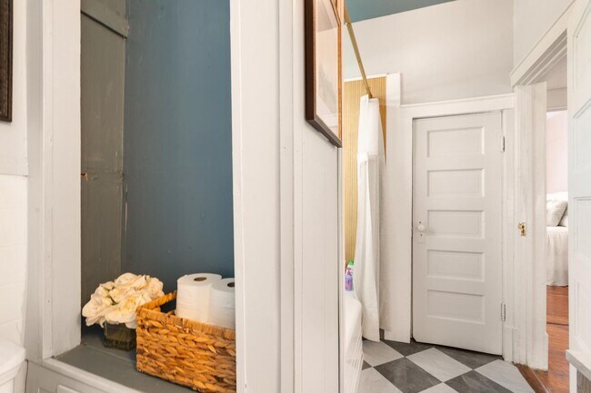 Building Photo - Charming 3 Bedroom Home Near Downtown Savannah with Flex Room & Fenced Yard