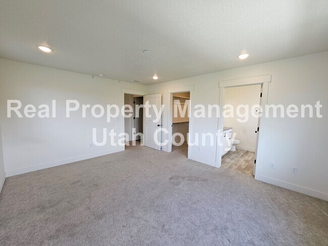 Building Photo - Provo Town home