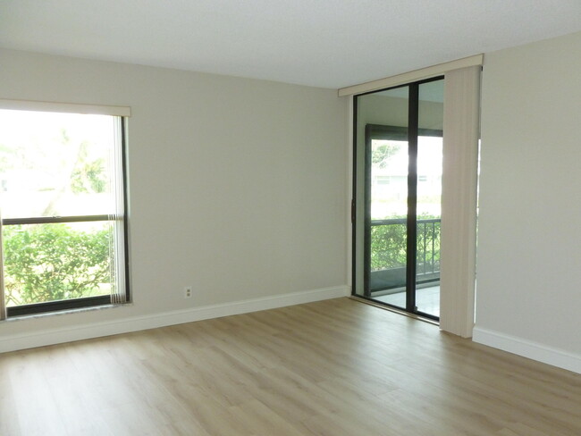 Building Photo - 2 SE Turtle Creek Dr
