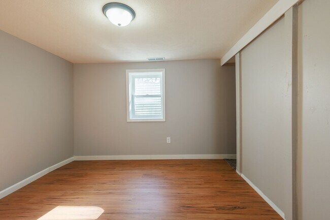 Building Photo - Gorgeous 4 bed 2 bath single-family home in Council Bluffs, IA