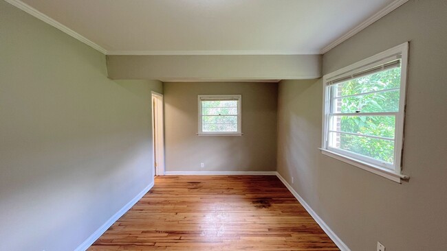 Building Photo - Hello Gorgeous !! 3- bedroom just waiting ...