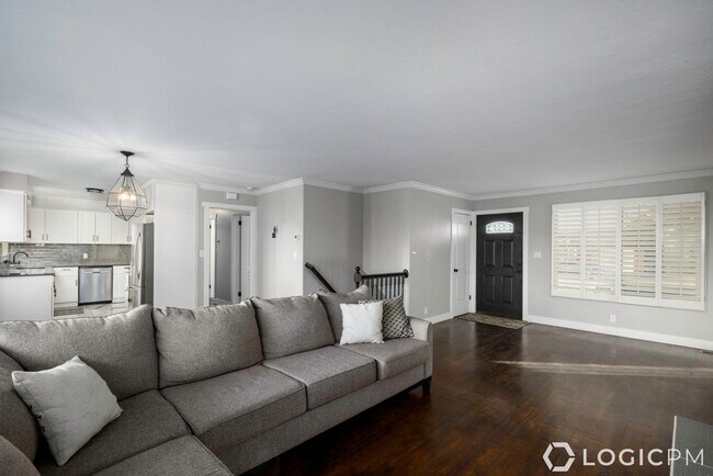 Building Photo - Stunning Single Family Home In Amazing Mou...