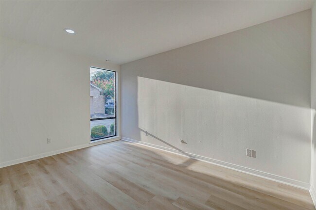 Building Photo - 10303 Chevy Chase Dr