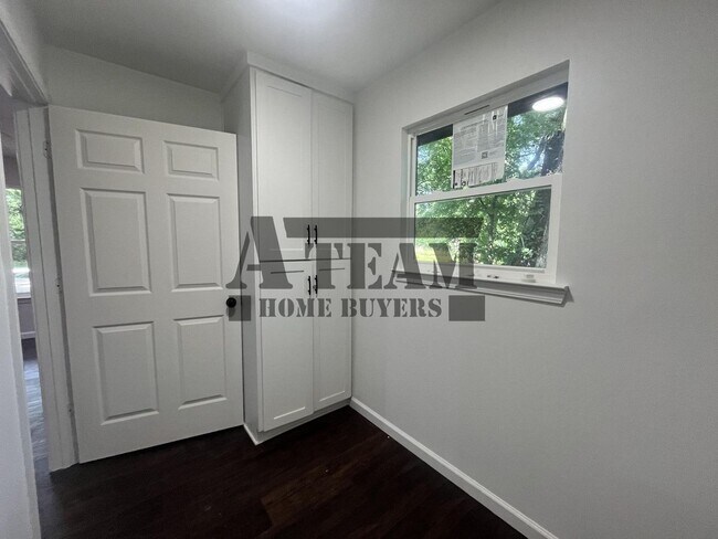 Building Photo - Fully Remodeled 2 Bedroom 1 Bathroom