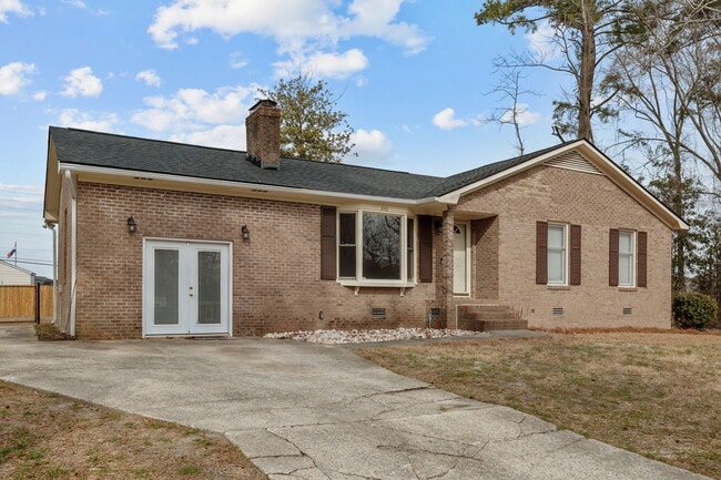 Building Photo - 340 Circle Dr