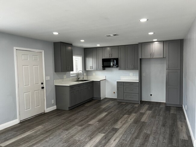 Building Photo - Remodeled 3 Bedroom 2 Bath House with 4 Ca...