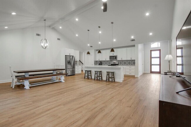 Building Photo - 6509 Shady Ln