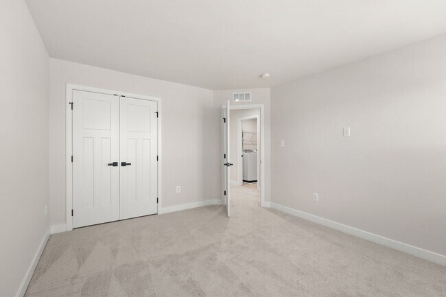 Building Photo - Family-Friendly Townhome for Rent in Baker...