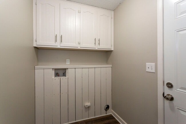 Building Photo - ** 4 bed 2 bath located in Dalraida close ...
