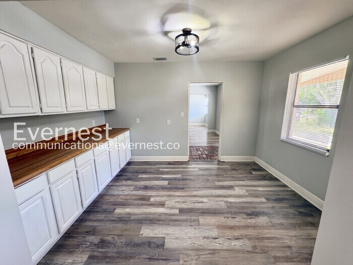 Building Photo - 10115 N Ashley St