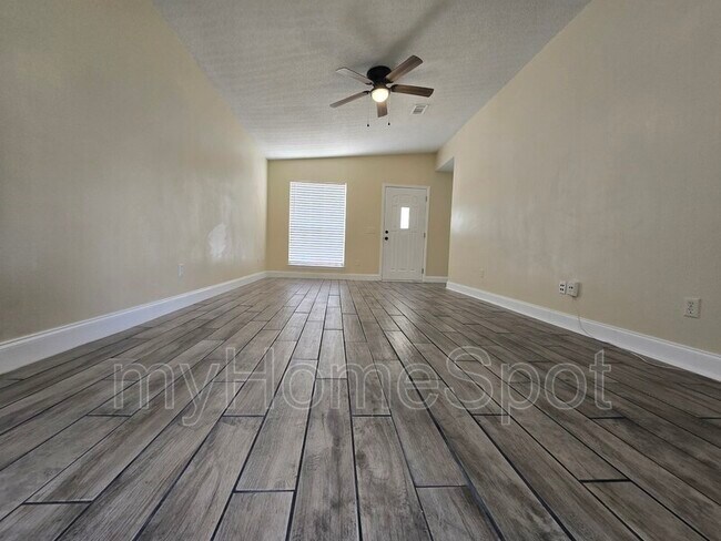 Building Photo - 8900 Forest Oak Dr