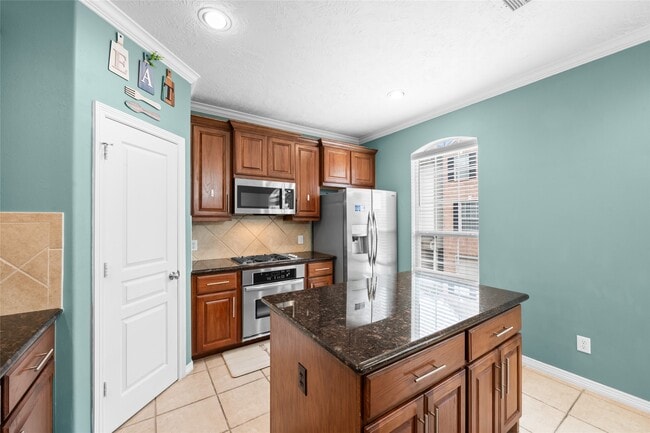 Building Photo - 3410 Skyline Village Dr