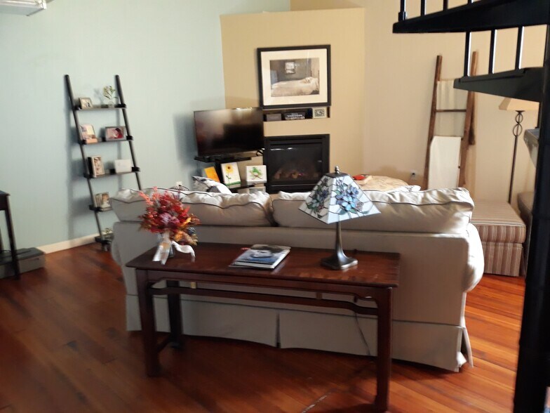 Master bedroom - 208 East Main Street