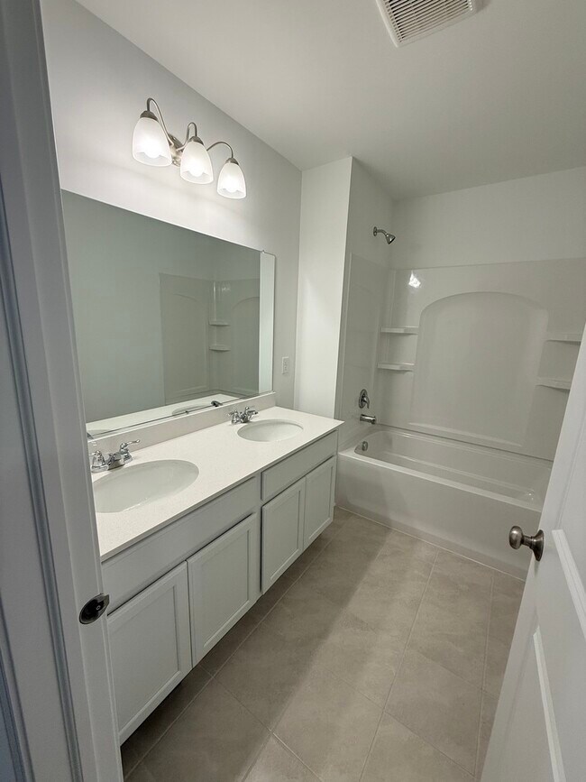 Building Photo - 324 Kingsport Dr