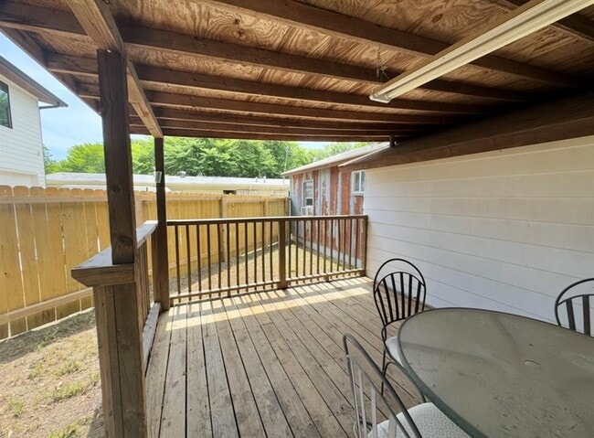 Building Photo - 406 Swanee Dr