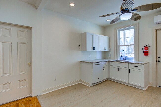 Building Photo - 513 Locust St