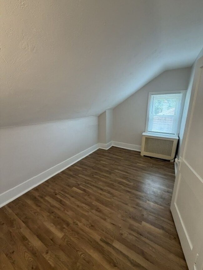 Building Photo - 256 Mabrick Ave