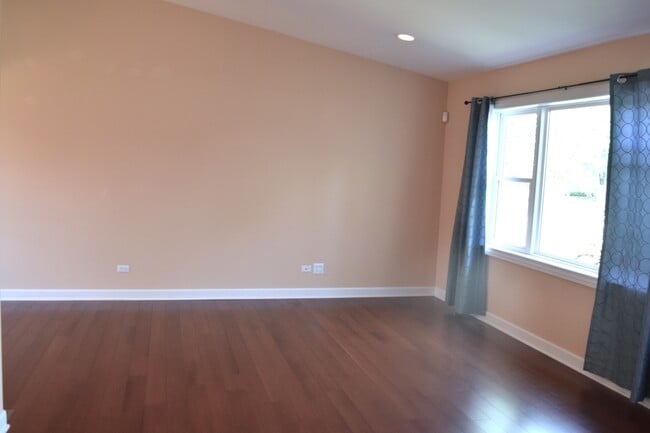 Building Photo - 900 Ashford Ln