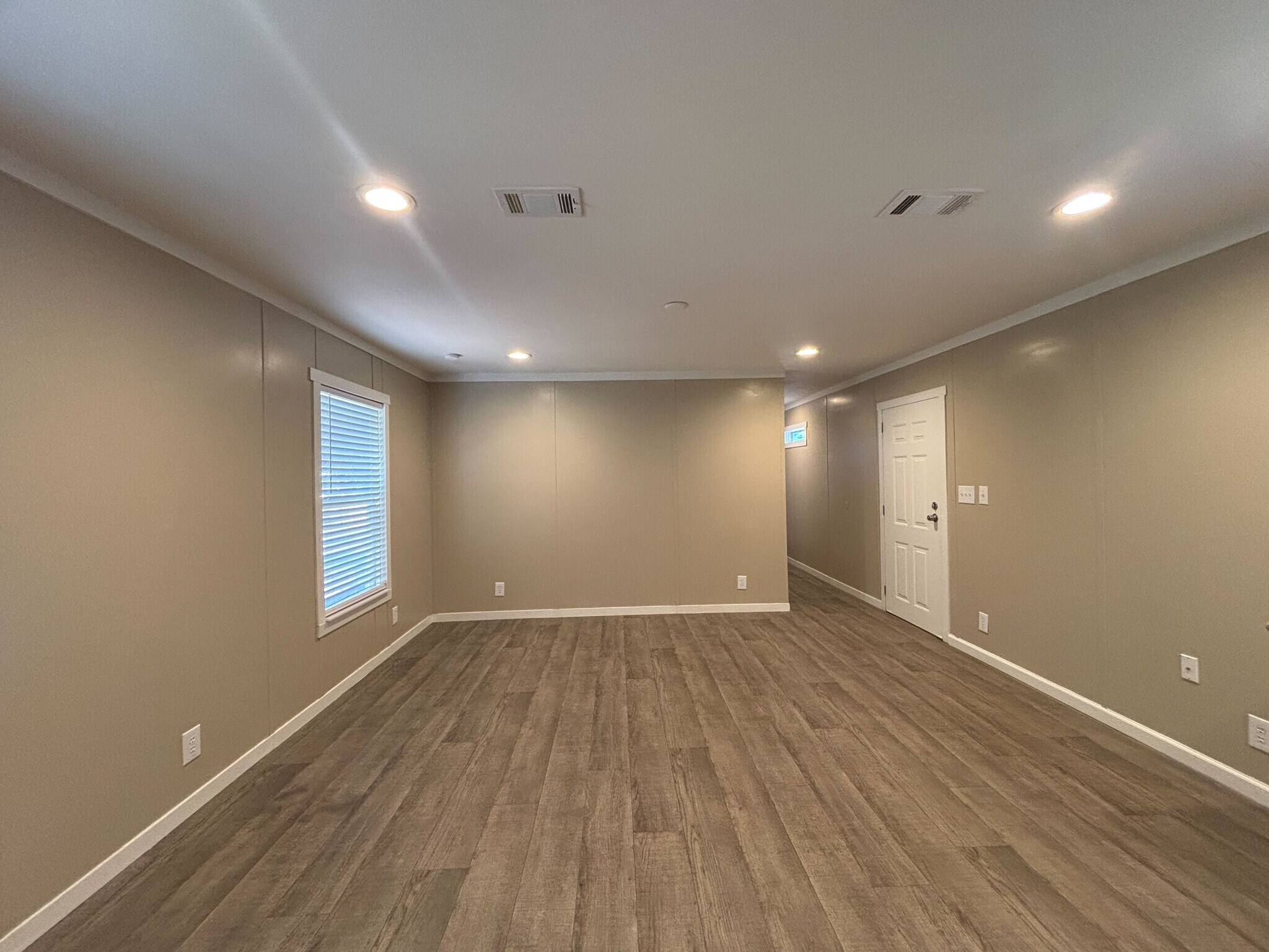 Building Photo - 118 E Semands St